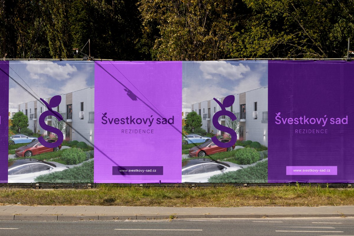 Reklamní plachty Švestkového sadu s vizualizací domů u silnice